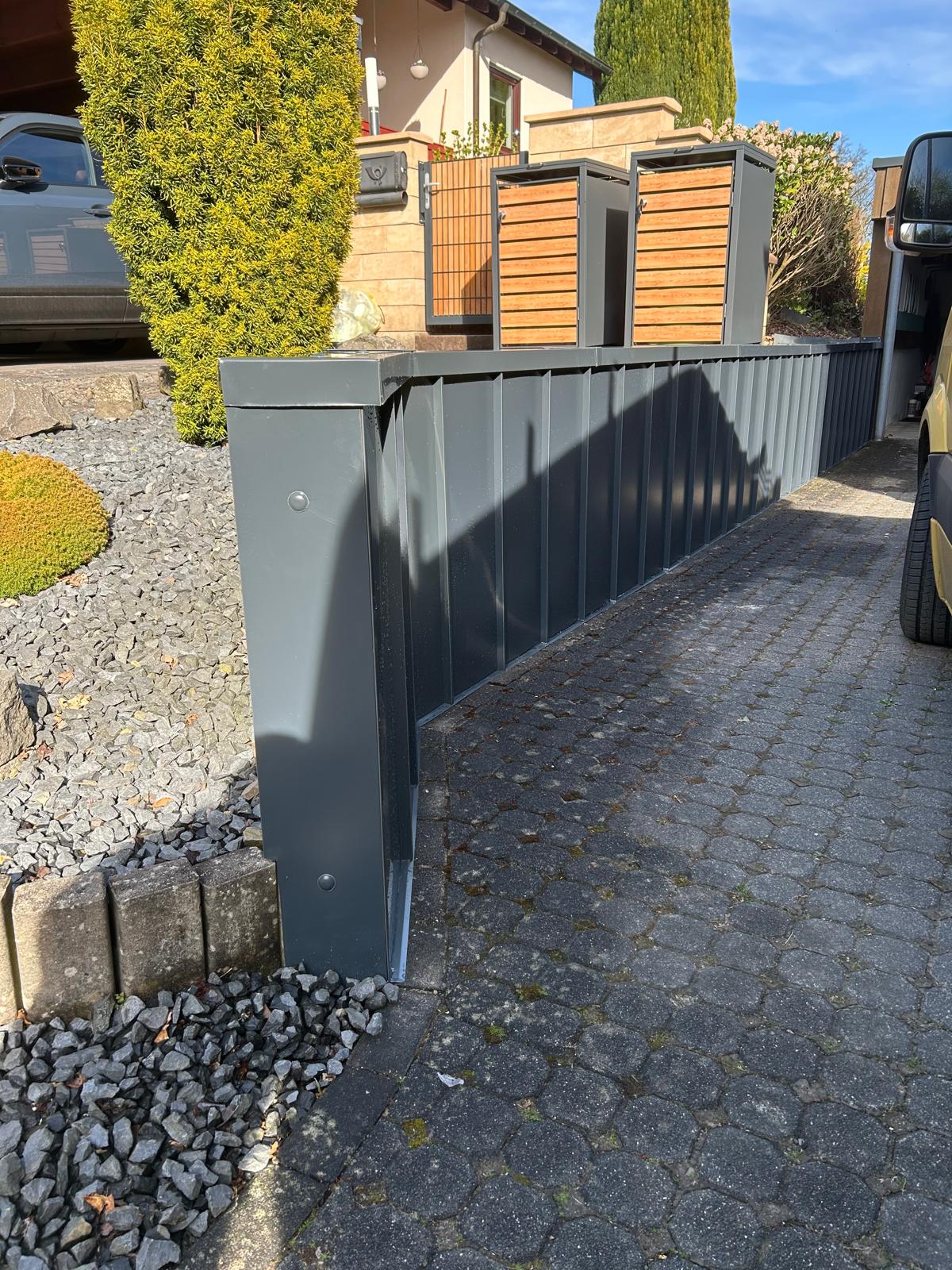 Projekt 2 - Nachher Mit Metall verkleidete Betonmauer